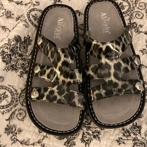 NWOT Algeria size 41 (10) all Velcro animal print sandal